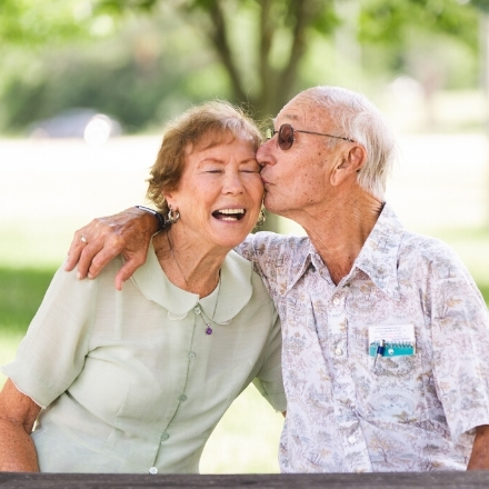 couple kissing 