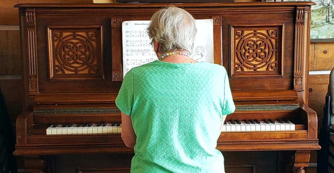 Suzanne playing piano 
